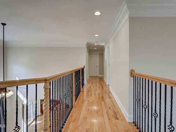 33rd image of 405 Heather View Dr