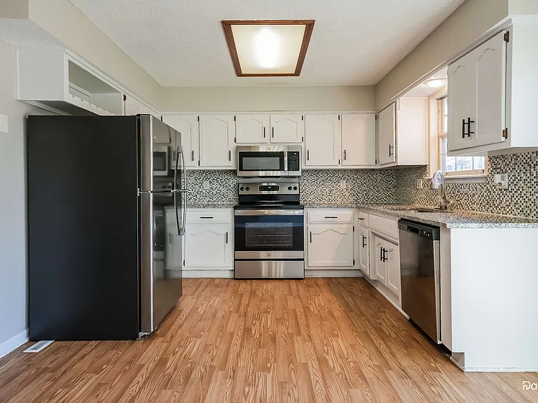 502 Woodson Ln — Photo 3