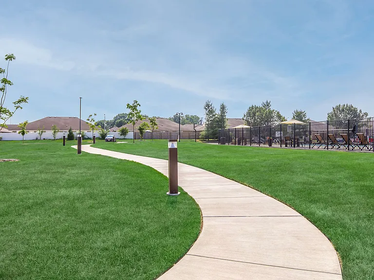 Scenic Station Apartments Lawn