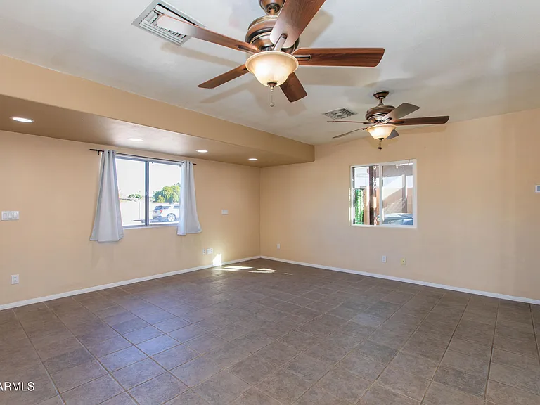 1813 E Ellis Dr — Photo 28