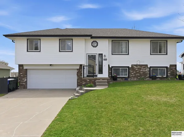 2427 Corn Dr, Papillion, NE 68046