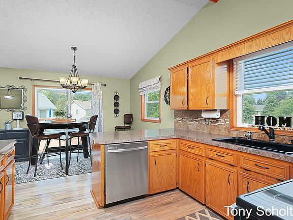 4th image of 3693 Black Creek Dr