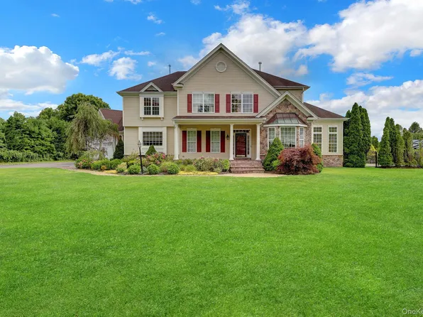 7 Brookline Court, Wading River, NY 11792