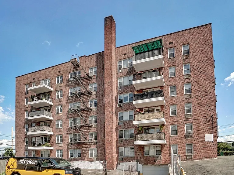 675 McLean Ave — Photo 6