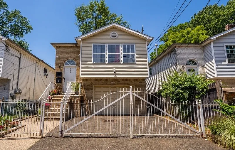 3 bed, $2,250 — Photo 1