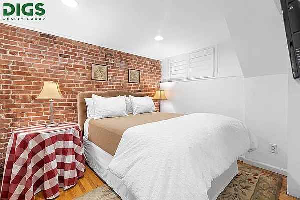 Sold by Digs Realty Group | media 6