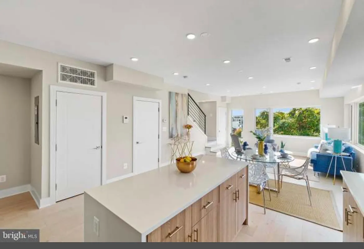 2 bed, 2.5 bath, 1200 sqft, $3,600 — Photo 3