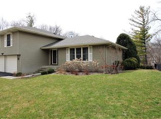 402 N Glengarry Dr, Geneva, IL 60134