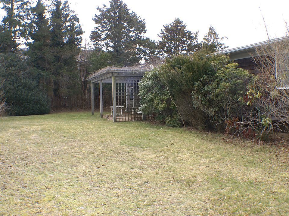 2nd image of 10 Captains Neck Ln