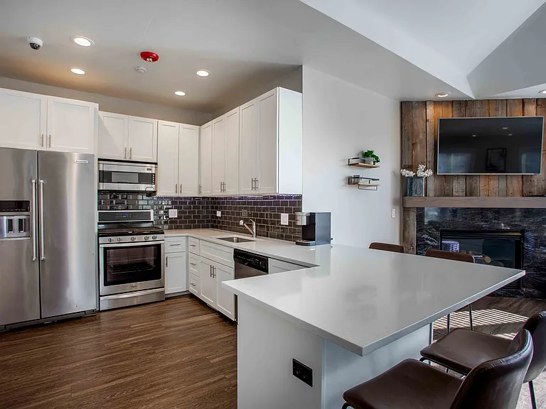 1240 W Indian Trl — Photo 4