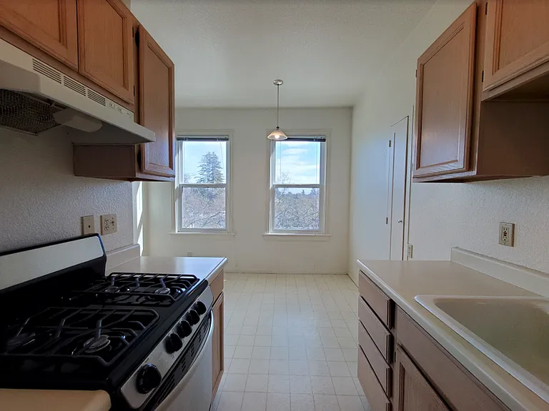 Historic Mediterranean Building in Great Location — Photo 12
