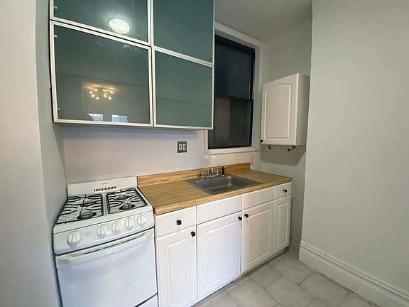 2nd image of 428 W 47th St #4WB