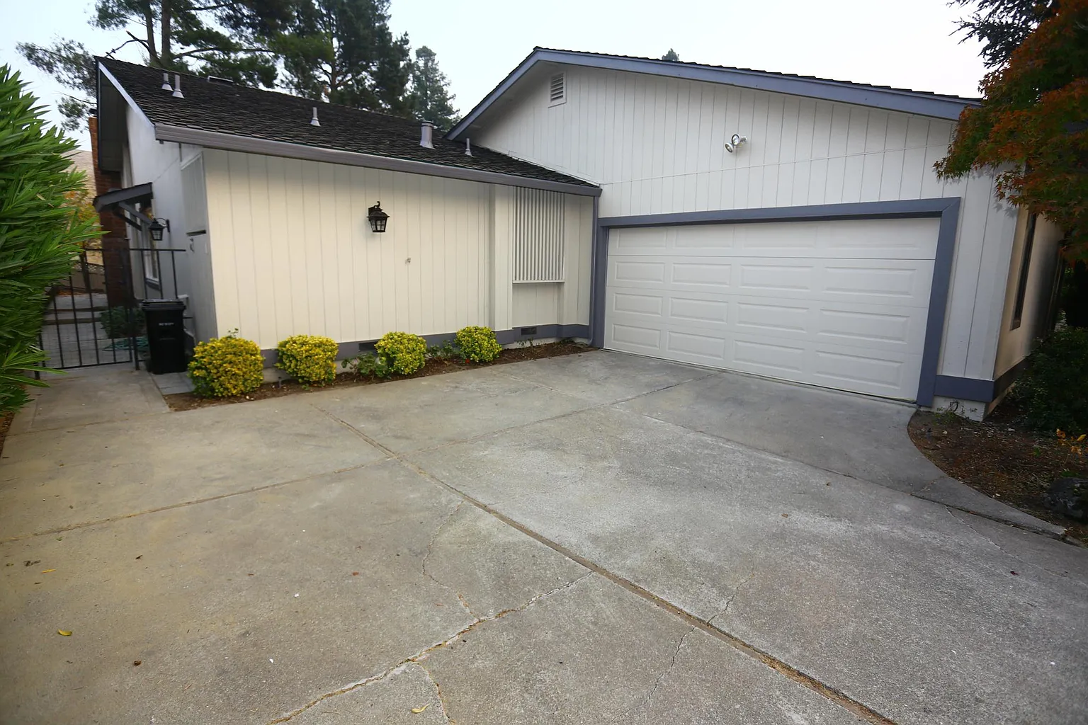 713 Oakmont Ct photo 1