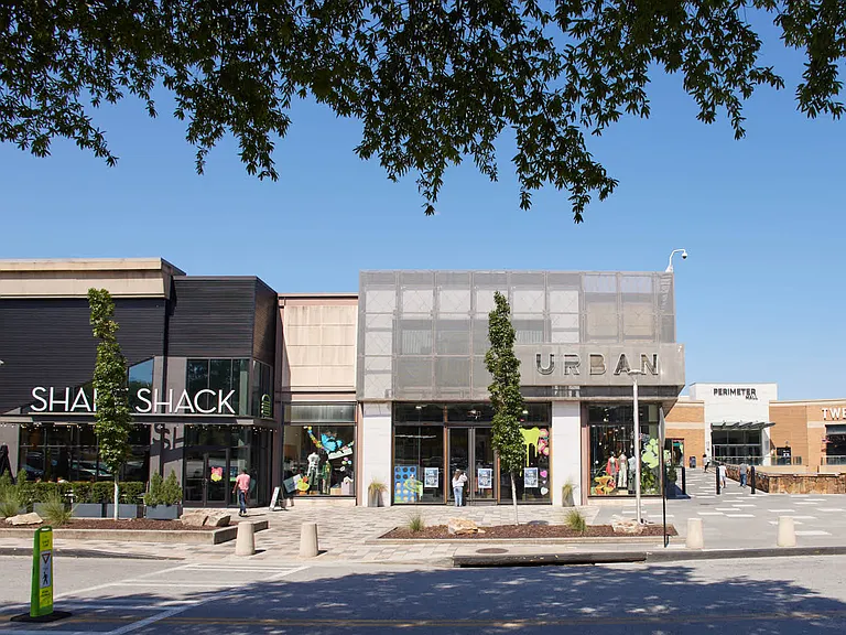 Nearby Dining, Retail and Entertainment