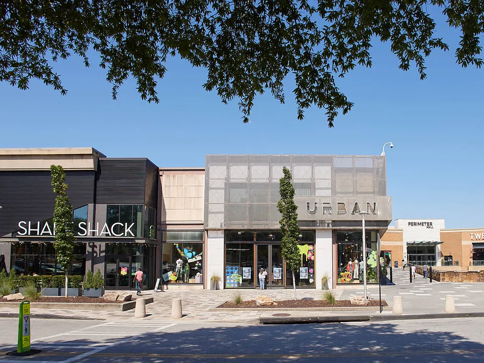Nearby Dining, Retail and Entertainment