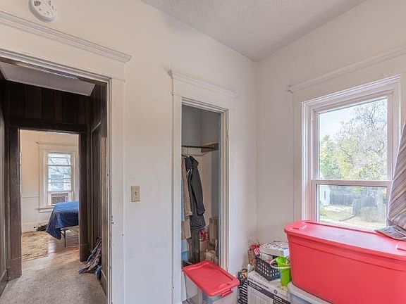 5th image of 409 W B St