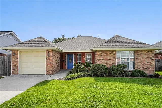 3 bed, 2.0 bath, 1921 sqft, $2,300 — Photo 1