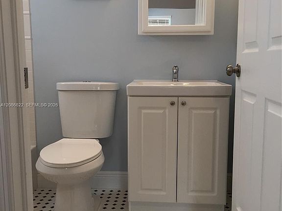 4th image of 53 NE 49th St APT 7A