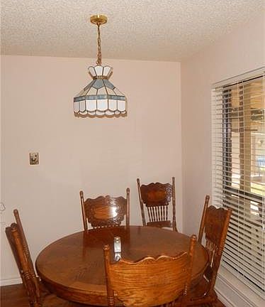 3rd image of 825 Woodcrest Dr