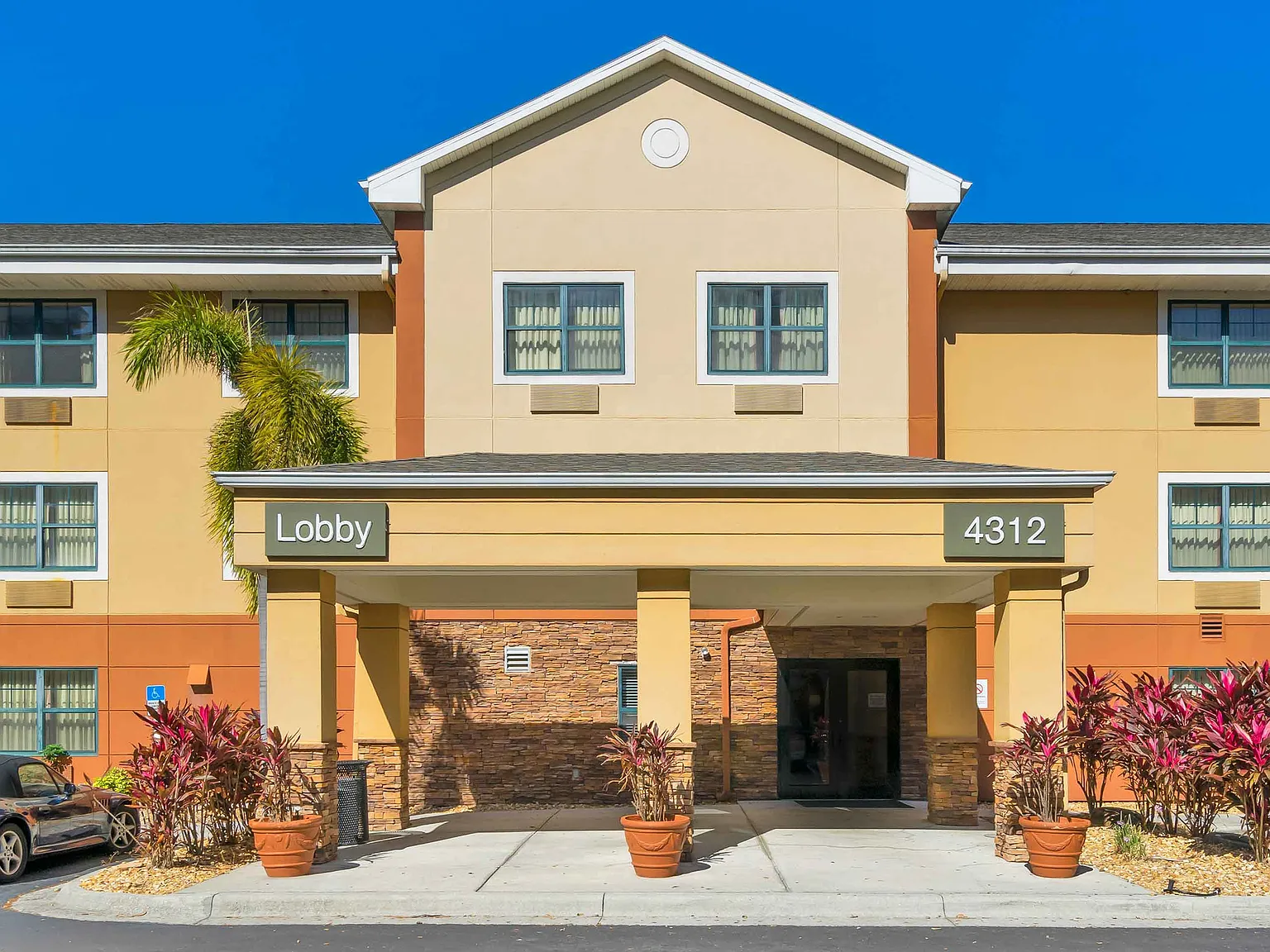 Tampa - Airport - Spruce Street — Photo 1