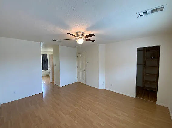 3 bed, 2436 sqft, $2,500 — Photo 2