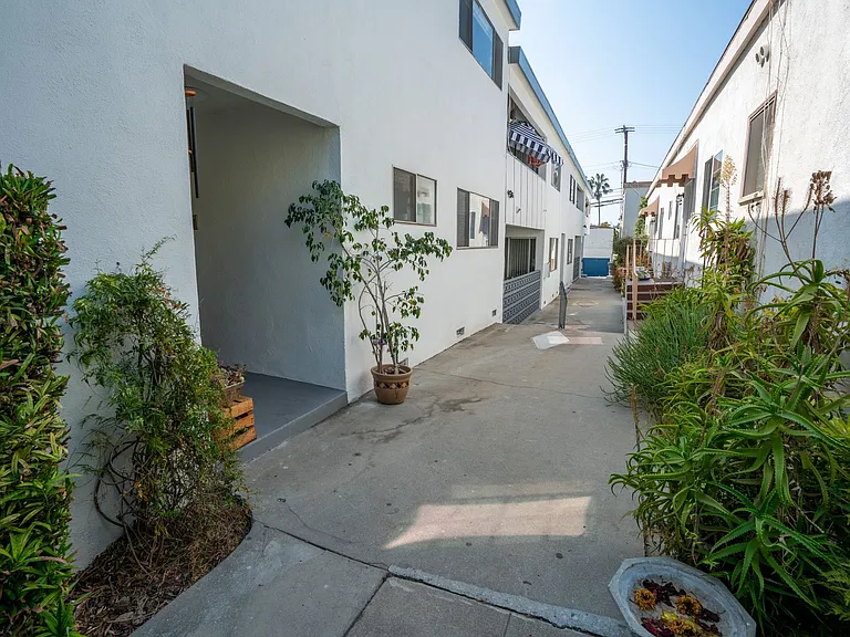 1110 20th Street — Photo 2