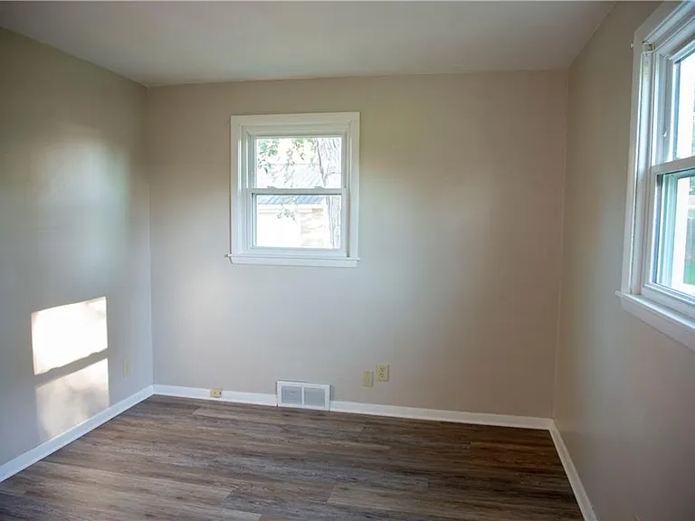 7229 Glendale Ave — Photo 6