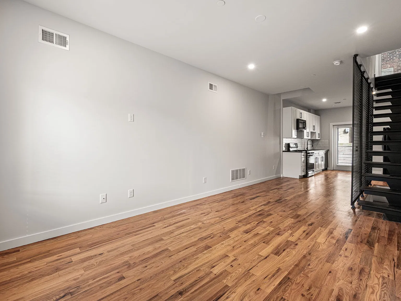 2363 N Hope St — Photo 3