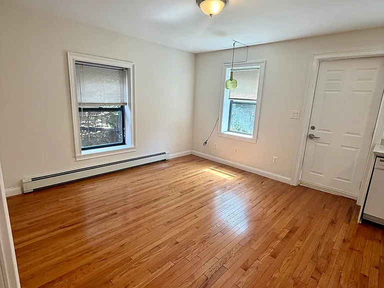 16 Hall Pl #1B — Photo 1