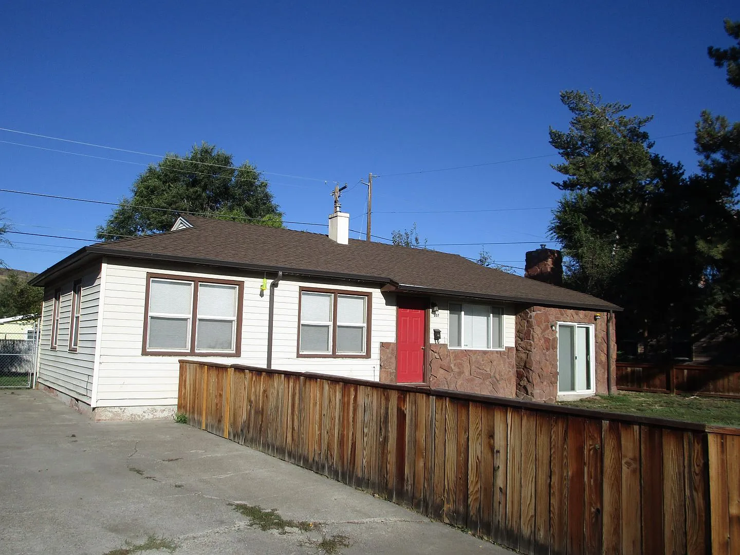 3 Bedroom, 1 Bathroom House with Fenced Yard - Available Soon! — Photo 1