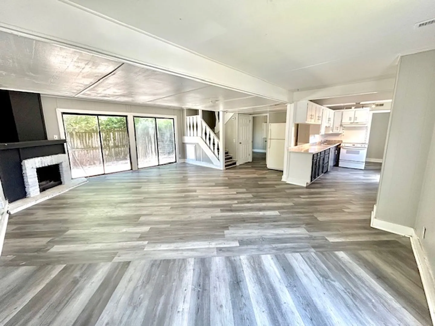 Spacious 3 Bedroom, 2 Bath Home For Rent $1,500/Month! — Photo 3