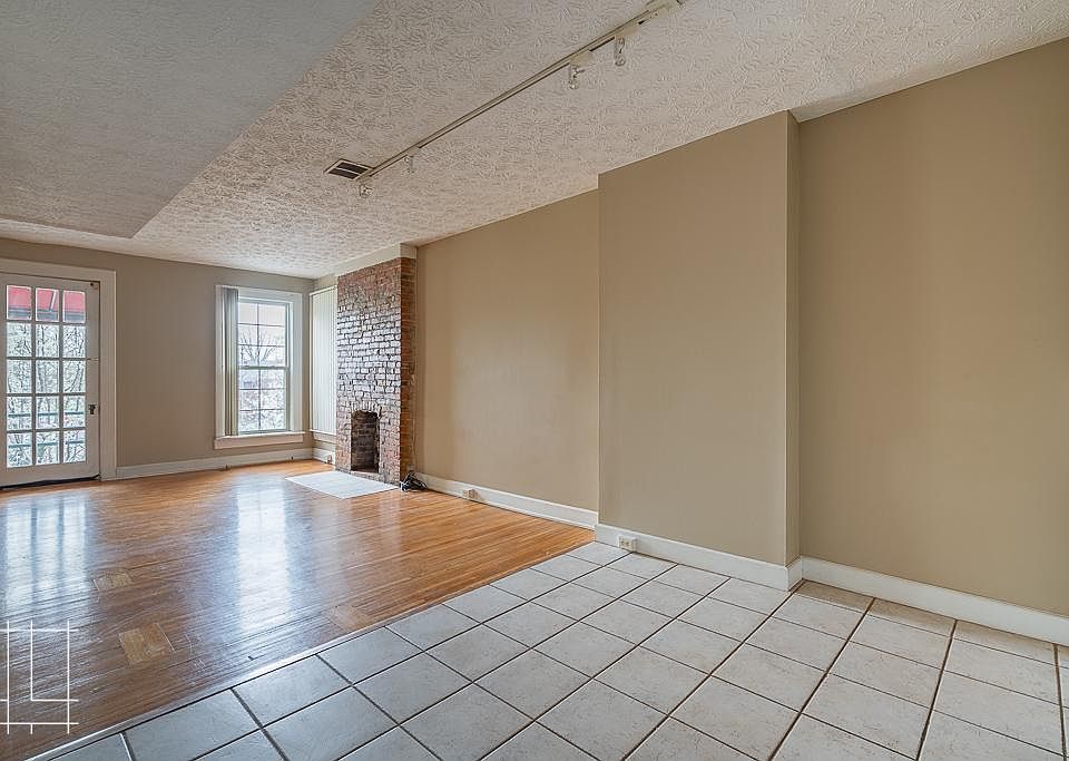 1st image of 11 1/2 Auburn Ave