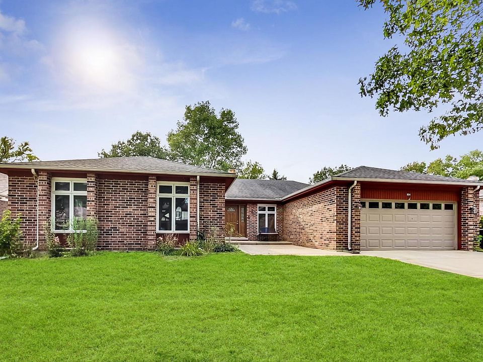 1st image of 804 N Carlyle Ln