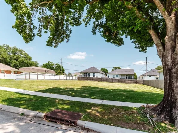 321 Bear Dr, Arabi, LA 70032
