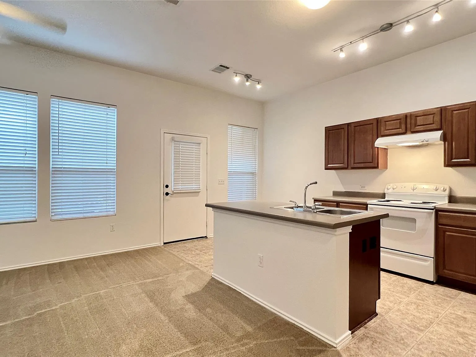 2 bed, 2.0 bath, 1240 sqft, $3,000 — Photo 4