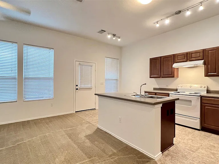 4112 Mattie St — Photo 2