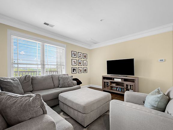 5th image of 3102 W End Cir APT 401