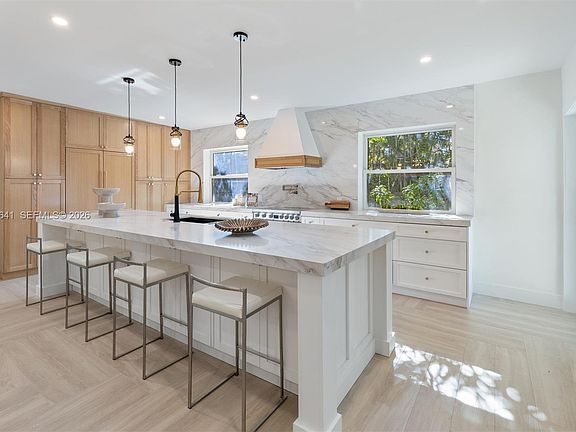 4th image of 420 NE 55th Ter