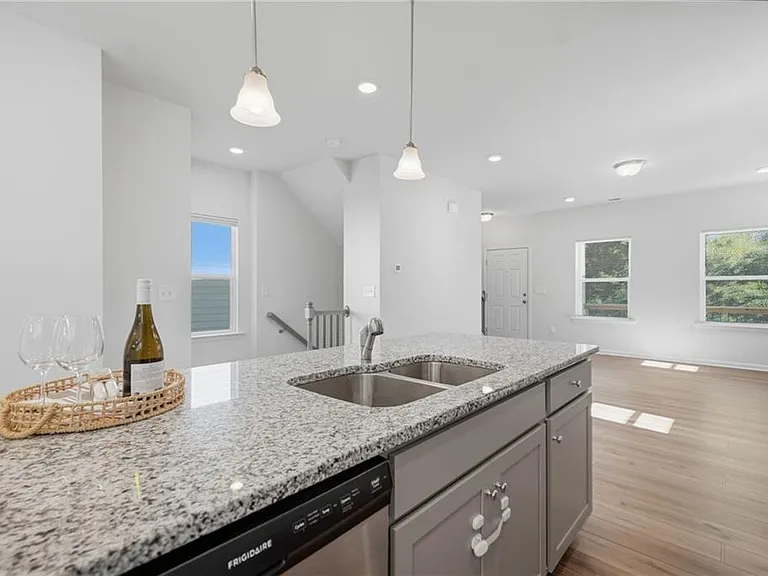 1670 Eagle Dr — Photo 17