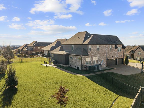 3rd image of 18 Beechwood Ct