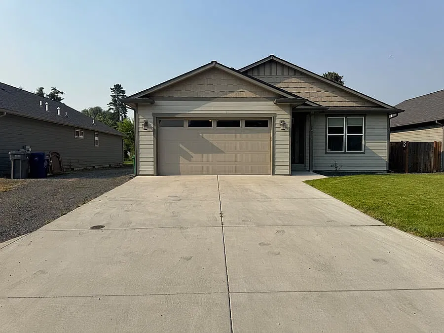3 bed, 1576 sqft, $3,200 — Photo 1