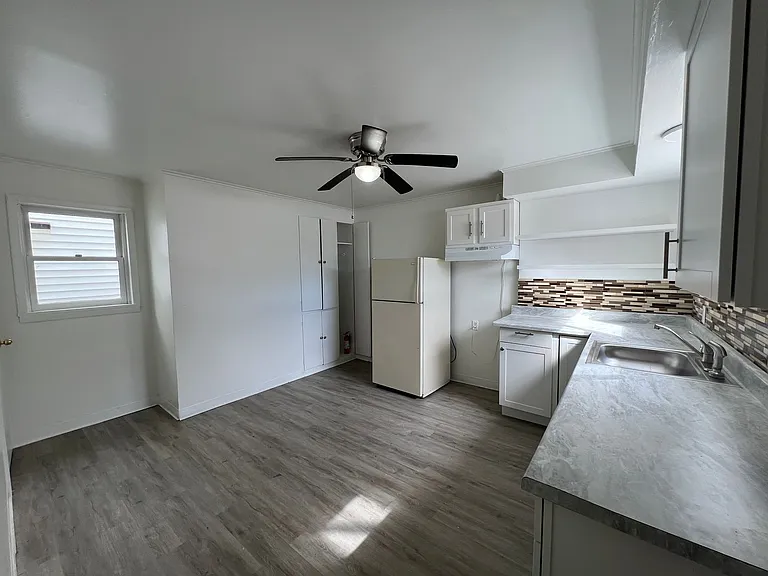 208-210 McClure St — Photo 10