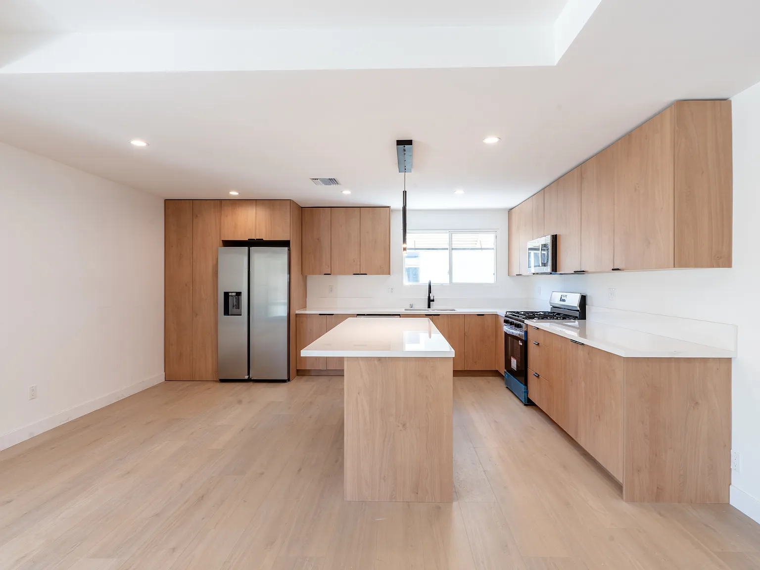 4 bed, 1730 sqft, $4,995 — Photo 4