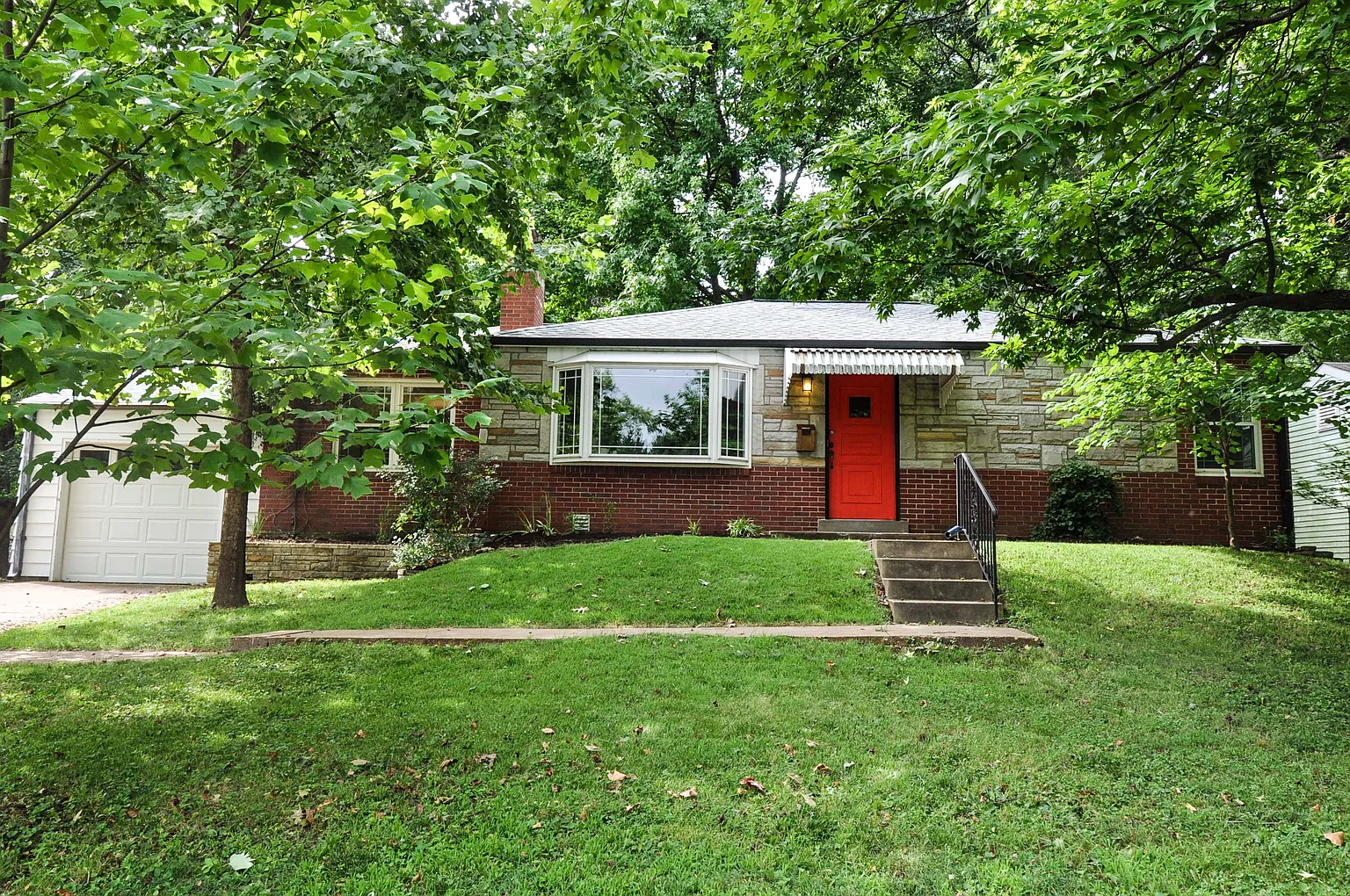 348 Hampshire Ct photo 1
