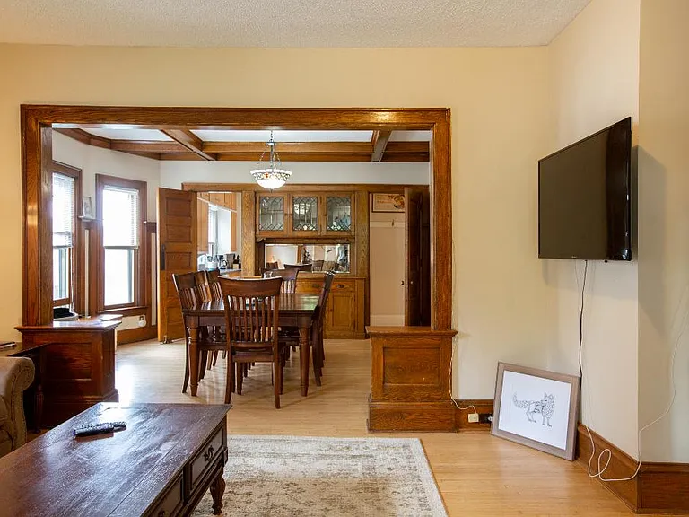 High ceilings & open design
