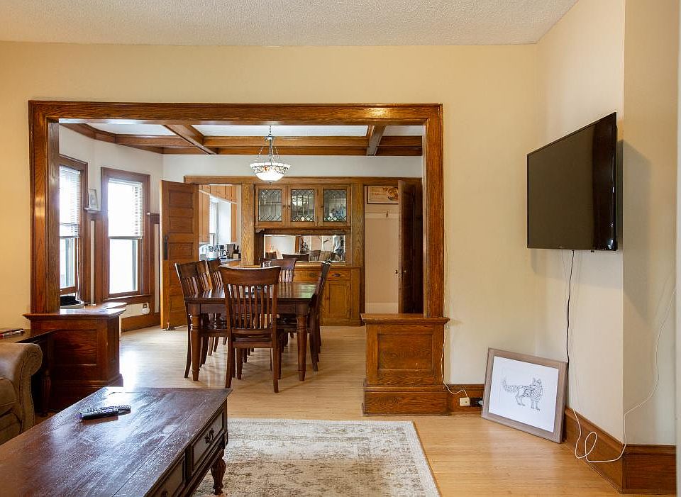 High ceilings & open design
