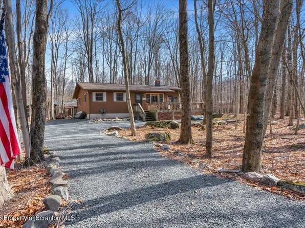 152 Lake Dr E, Gouldsboro, PA 18424