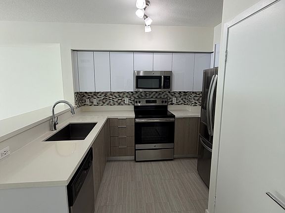 3rd image of 445 NE 39th St #121