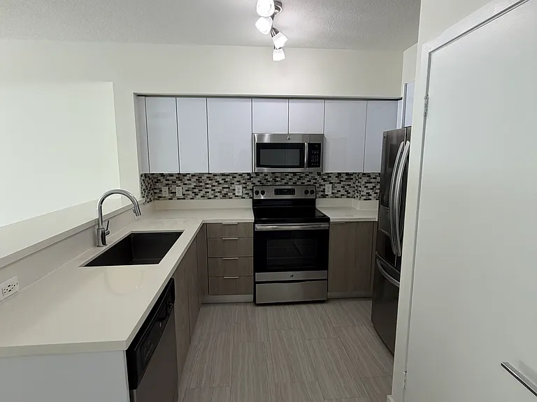 445 NE 39th St #121 — Photo 3