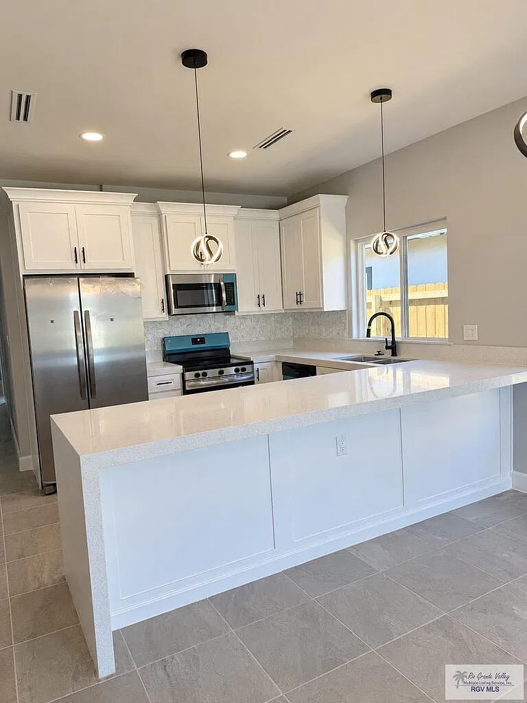 3 bed, 2.0 bath, 1285 sqft, $2,100 — Photo 2
